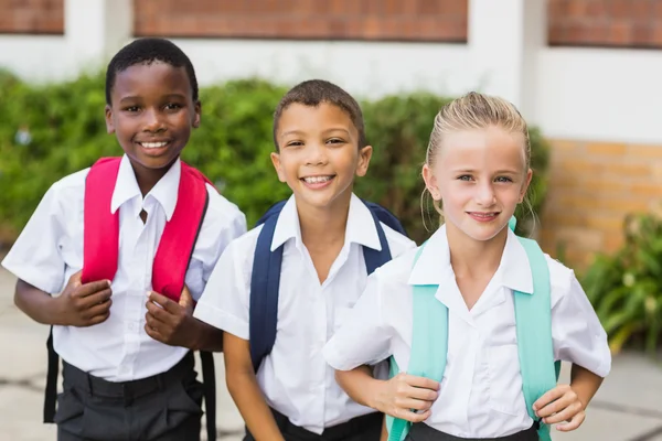 Niños de la escuela de pie en la terraza escolar — Foto de Stock
