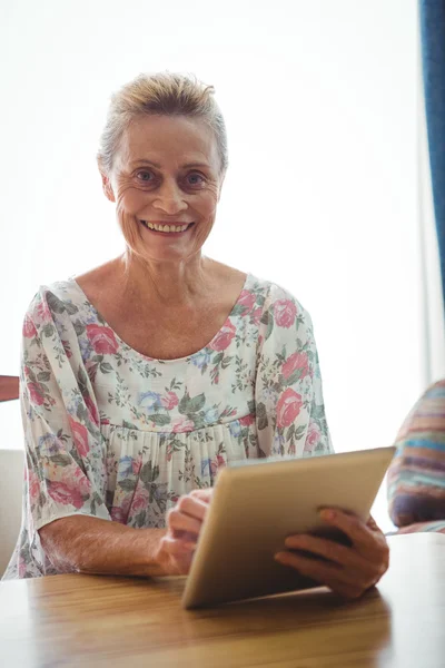 Seniorin blickt in die Kamera — Stockfoto