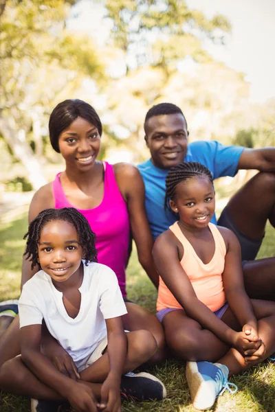 Familia feliz posando juntos — Foto de Stock