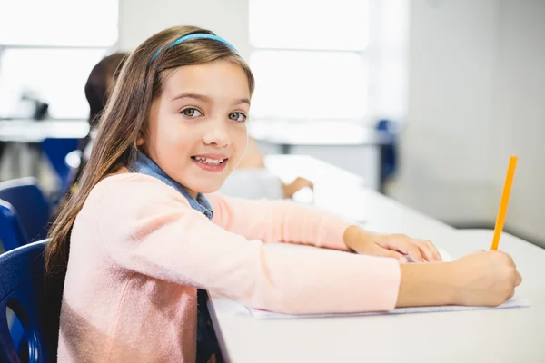 Schülerin lächelt im Klassenzimmer — Stockfoto