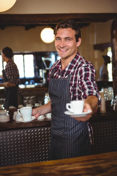 Cameriere consegna un caffè — Foto Stock