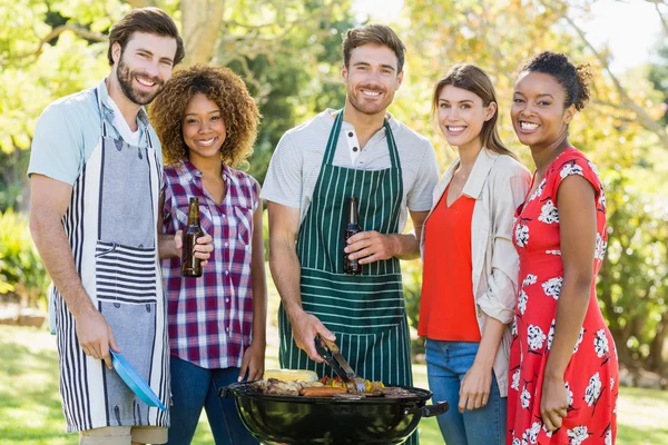 Przyjaciele przygotowując grilla-grill w parku — Zdjęcie stockowe