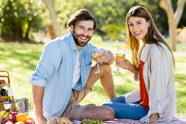 Portret van paar glas wijn houden — Stockfoto