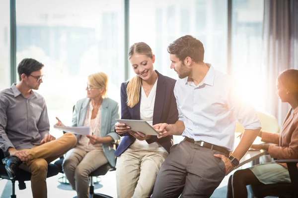 Mensen uit het bedrijfsleven interactie met elkaar — Stockfoto