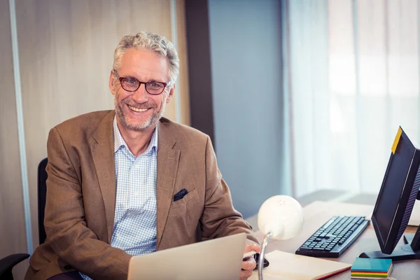 Portret van een lachende zakenman — Stockfoto