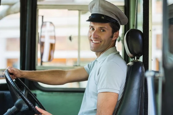 Bir otobüs sürüş gülümseyen otobüs şoförü — Stok fotoğraf