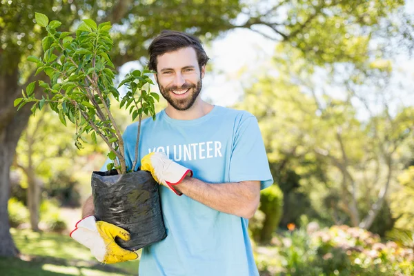 Portrait d'un homme volontaire tenant une plante — Photo