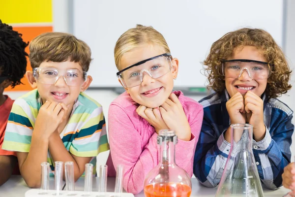 Porträtt av barn i laboratorium — Stockfoto