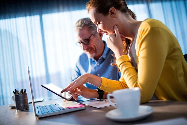 Twee ondernemers met behulp van een tablet-pc — Stockfoto