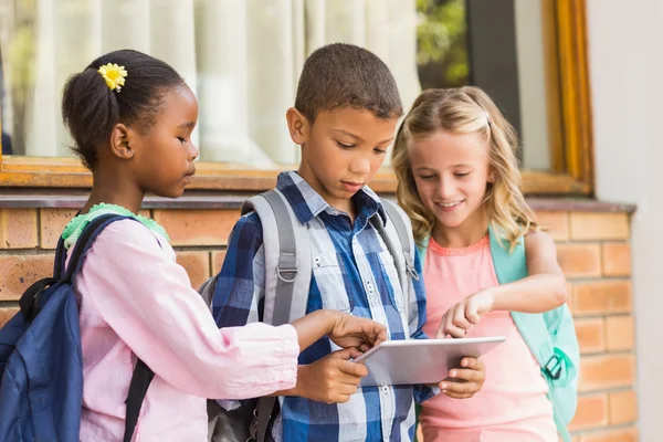 Ler barn använder en och digital tablet — Stockfoto