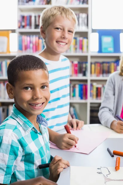 Ritratto di bambini in biblioteca — Foto Stock