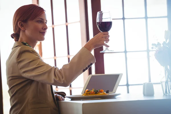 Frau hält einen Rotwein in der Hand — Stockfoto