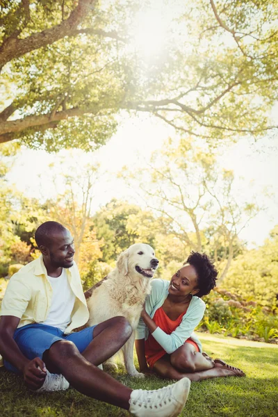 Paar poseren met een hond — Stockfoto