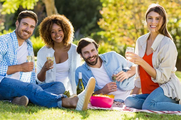 Porträt einer Gruppe von Freunden beim gemeinsamen Frühstück — Stockfoto