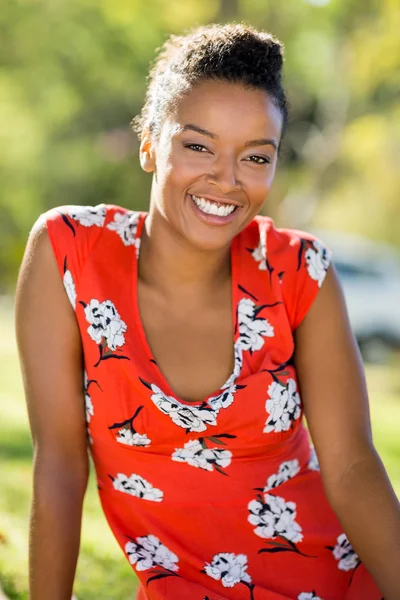 Mulher feliz sentada no parque — Fotografia de Stock