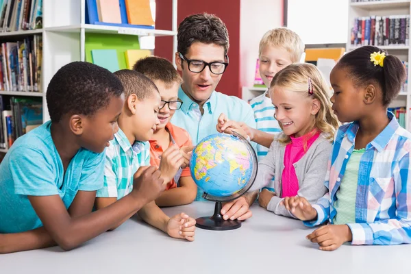 Maestra y niños discutiendo globo —  Fotos de Stock