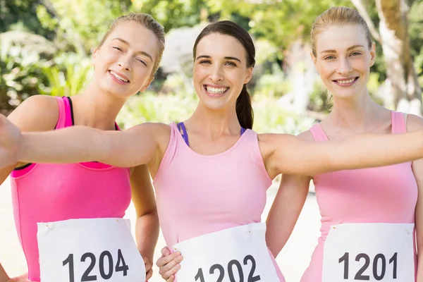 Retrato de jovens mulheres atleta posando — Fotografia de Stock