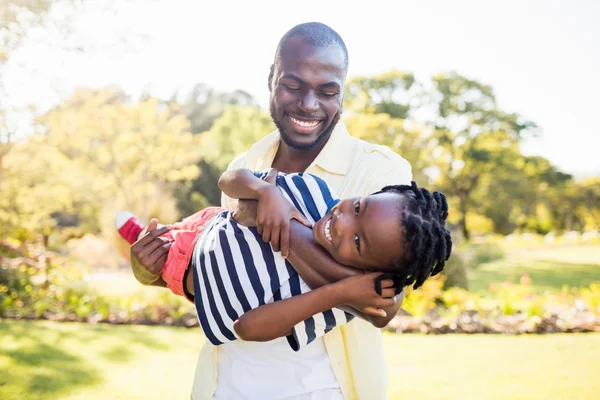 Famiglia felice in posa insieme — Foto Stock