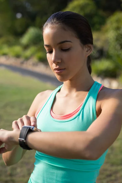 Mulher ajustando um tempo no relógio de pulso — Fotografia de Stock