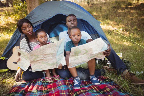 Familia feliz posando juntos — Foto de Stock