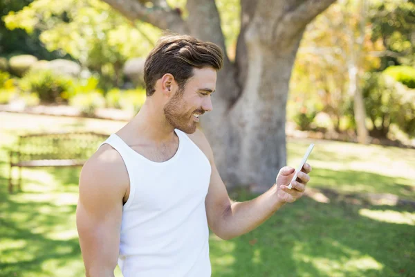 Homem usando telefone celular — Fotografia de Stock