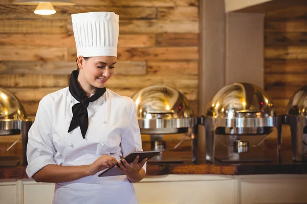 Chef-kok permanent met gekruiste armen — Stockfoto