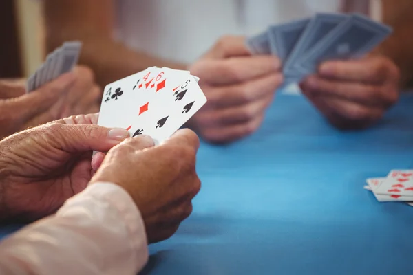 Gente jubilada jugando a las cartas — Foto de Stock