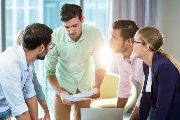 Geschäftsleute während eines Meetings — Stockfoto