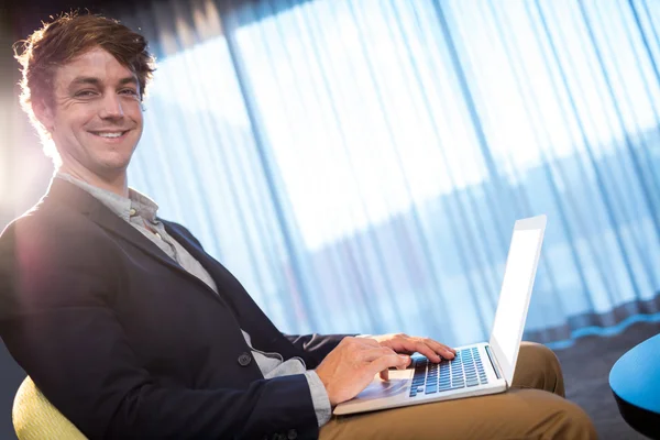 Young businessman  smiling — Stock Photo, Image