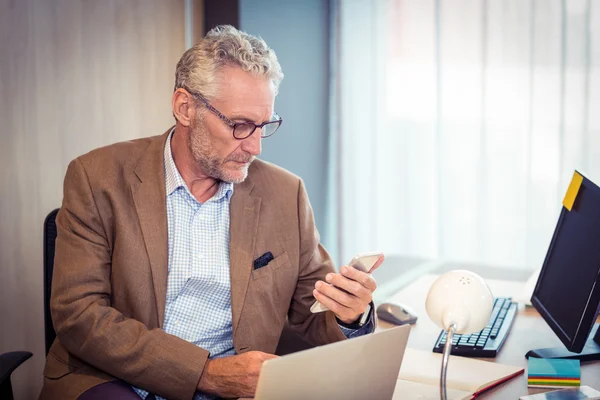 Uomo d'affari che utilizza il telefono cellulare — Foto Stock