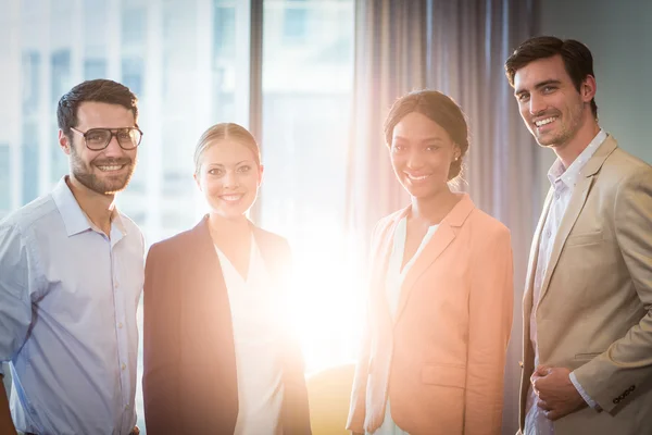 Zakenmensen en zakenvrouwen poseren samen — Stockfoto