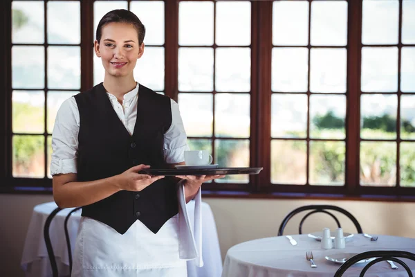 Portret uśmiechający się kelnerka taca z filiżanki kawy — Zdjęcie stockowe