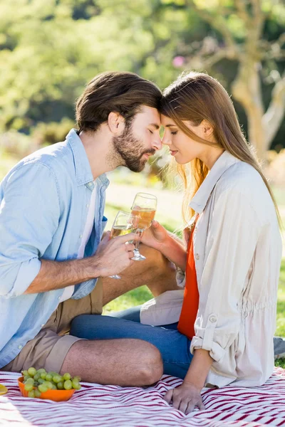 Porträt eines Ehepaares mit einem Glas Wein — Stockfoto