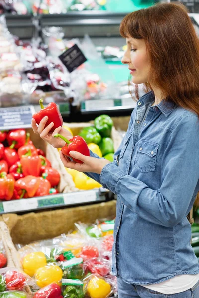 Kunde pflückt Paprika — Stockfoto