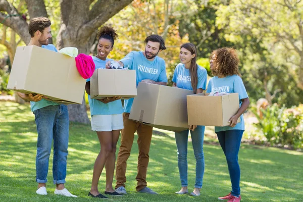 Группа волонтеров с коробками — стоковое фото