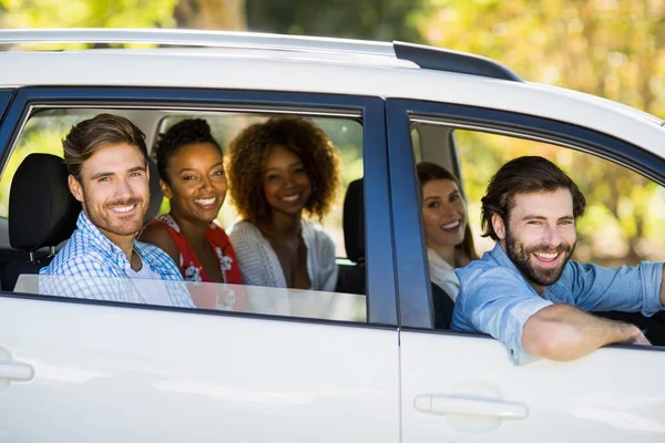 Grupo de amigos olhando para fora da janela do carro — Fotografia de Stock