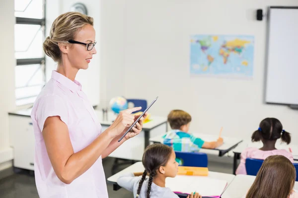 Porträtt av läraren pekar på den digitala tablett — Stockfoto