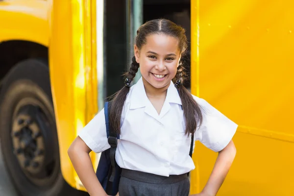 Escolar sonriente de pie frente al autobús escolar —  Fotos de Stock