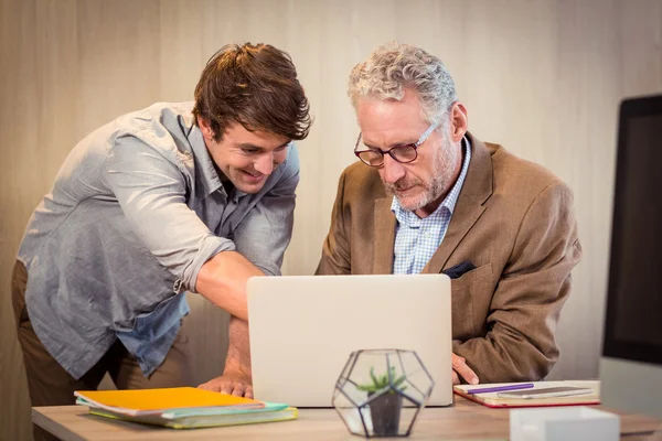 Les hommes d'affaires qui travaillent sur ordinateur portable — Photo