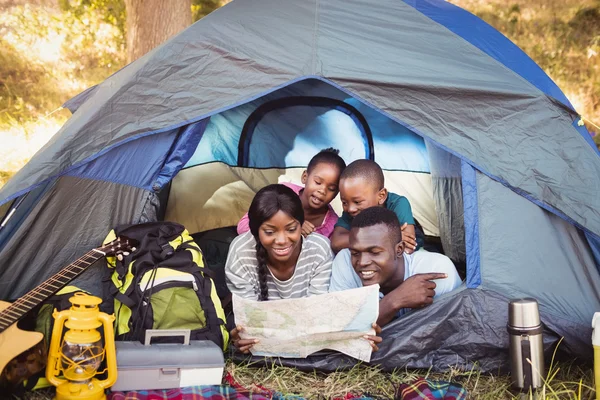 Familia feliz acostados juntos — Foto de Stock