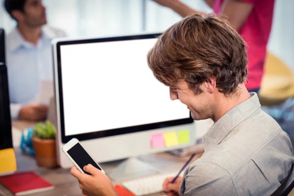 Uomo che utilizza il telefono cellulare — Foto Stock