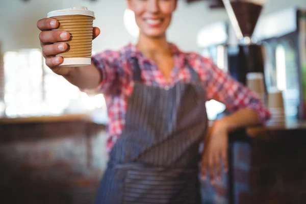 Camarera sosteniendo una taza de café — Foto de Stock