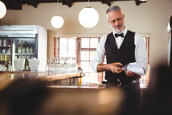 Barkeeper putzt Weinglas — Stockfoto