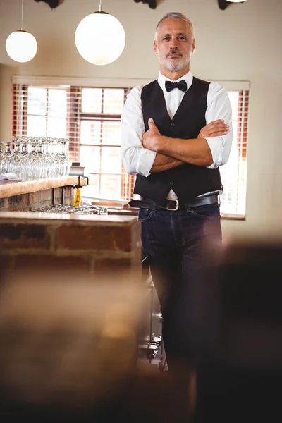 Retrato de barman de pé com os braços cruzados — Fotografia de Stock