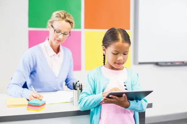 Colegiala usando tableta — Foto de Stock