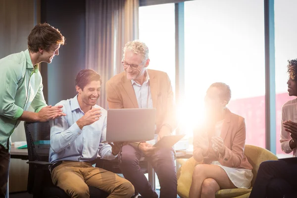 Mensen uit het bedrijfsleven bespreken over laptop — Stockfoto