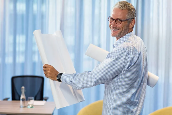 Retrato del hombre sosteniendo el plano — Foto de Stock