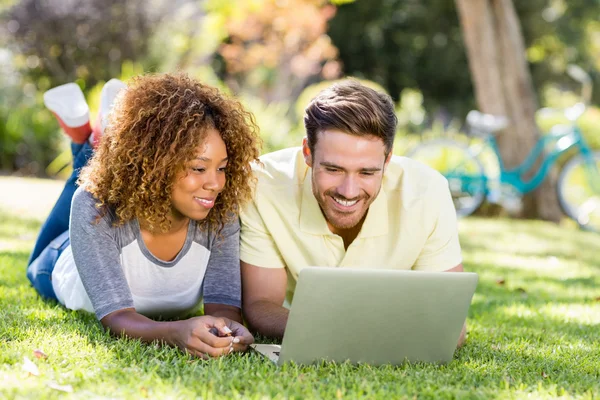 Vrouw en Man met Laptop — Stockfoto