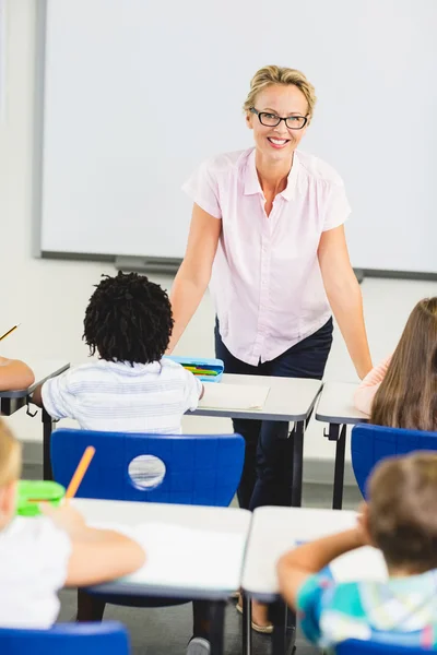 Lehrer unterrichten im Klassenzimmer — Stockfoto