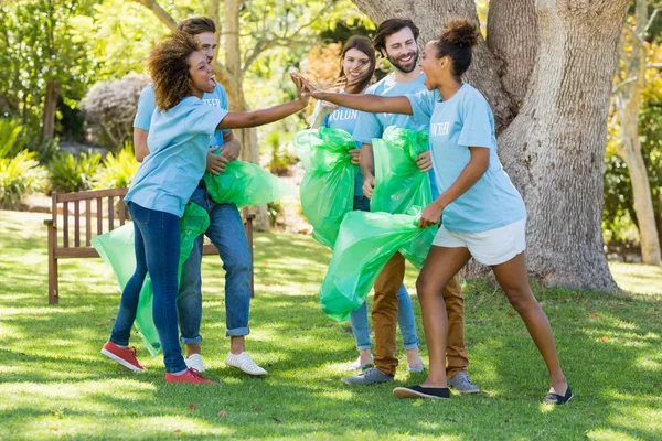 Voluntário se divertindo — Fotografia de Stock